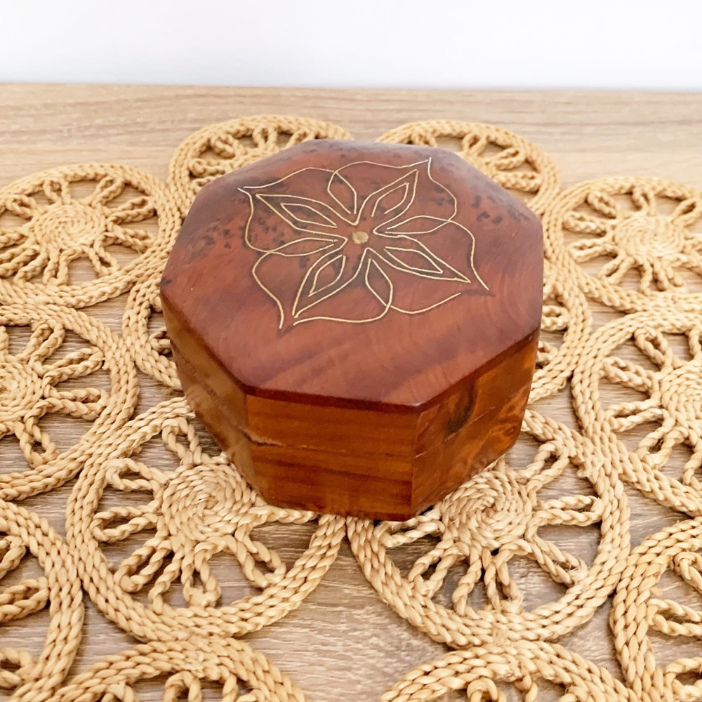 Vintage Octagonal Wood Keepsake Ring Jewelry Lidded Box Gold Floral Design
